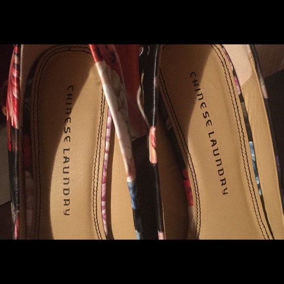 Floral Pumps - Picture 3 of 3